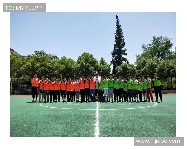 从童年合照看足球巨星成长足迹与热血梦想启程之路