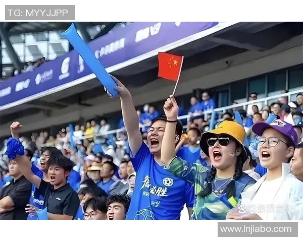 绿茵场上球星展开双臂迎风呐喊展现无畏激情瞬间